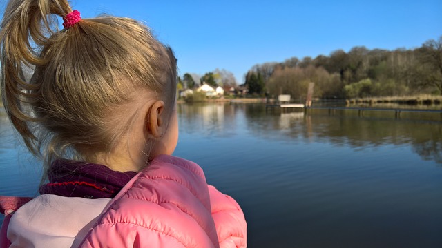 湖を眺めている女の子
